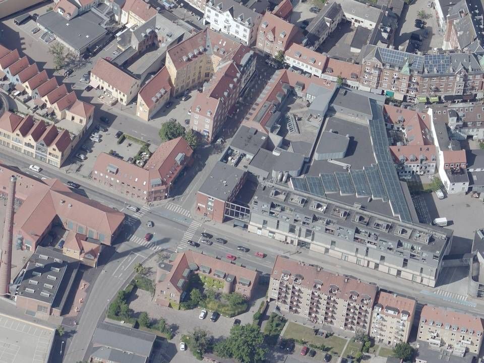 Gallerierne i Hillerød ligger mellem byens gågade øverst i billedet og Hostrupsvej nederst. Til venstre anes det største butikscenter i centrum, Slotsarkaderne. | Foto: Styrelsen for Dataforsyning og Effektivisering