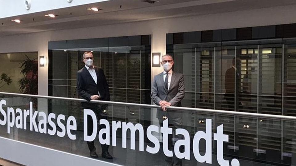 Sascha Ahnert (links) und Jürgen Thomas (rechts), Vorstand der Sparkasse Darmstadt | Foto: Sparkasse Darmstadt