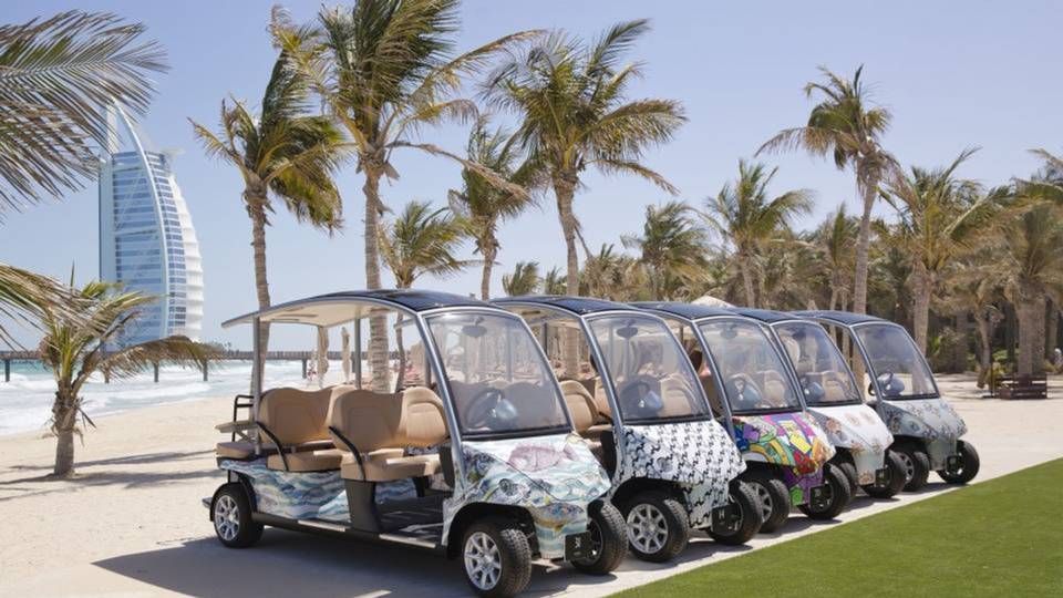 Den danske bilproducent Garia har mange ordrer fra golfverdenen, som Garia leverer elektriske golfbiler til. Her ses en stribe Garia-biler i Dubai. PR-foto. | Foto: GariaPR