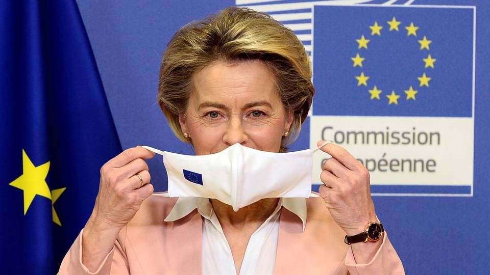 President of the European Commission Ursula von der Leyen putting on face mask. | Photo: JOHANNA GERON/REUTERS / X07006