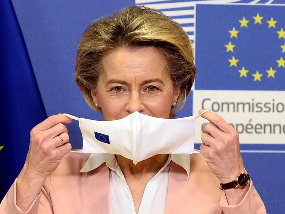 President of the European Commission Ursula von der Leyen putting on face mask. | Photo: JOHANNA GERON/REUTERS / X07006