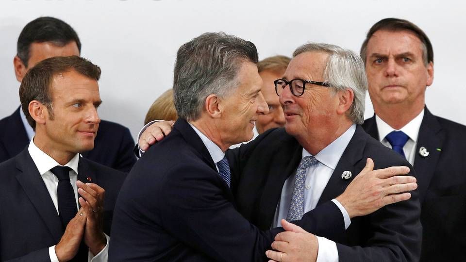 Der var glæde, da EU-Kommissionens tidligere formand Jean Claude Juncker (t.h.) mødte den tidligere argentinske præsident Mauricio Macri (i midten), ved G20-topmødet i Osaka i Japan dagen efter, at handelsaftalen mellem EU og Mercosur-landene endelig faldt på plads i juni 2019. Siden er smilene dog stivnet, og blandt andre den franske præsident Emmanuel Macron (t.v.) har tydeligt tilkendegivet, at Frankrig ikke kommer til at godkende aftalen i sin nuværende form. | Foto: Jorge Silva/Reuters/Ritzau Scanpix