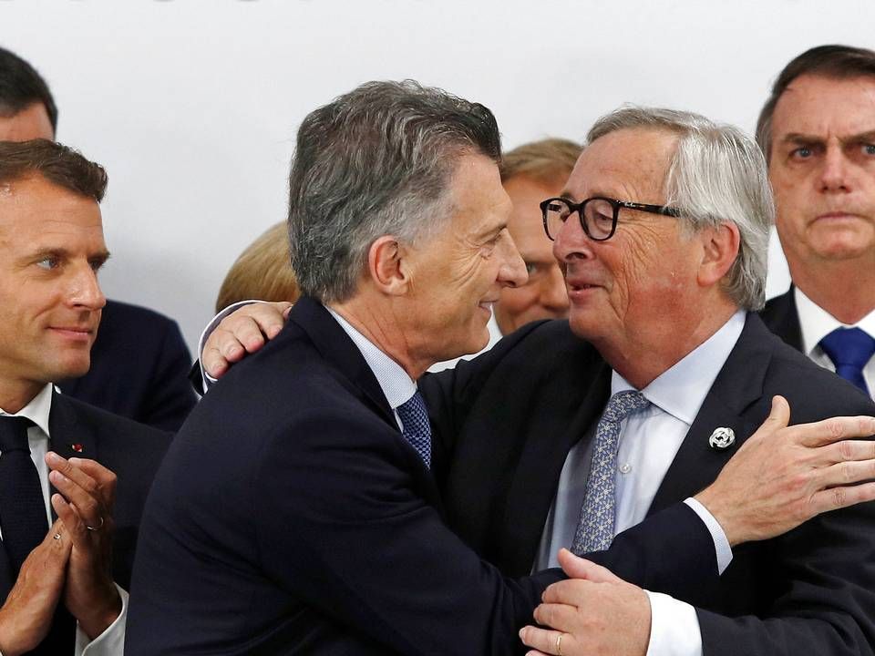 Der var glæde, da EU-Kommissionens tidligere formand Jean Claude Juncker (t.h.) mødte den tidligere argentinske præsident Mauricio Macri (i midten), ved G20-topmødet i Osaka i Japan dagen efter, at handelsaftalen mellem EU og Mercosur-landene endelig faldt på plads i juni 2019. Siden er smilene dog stivnet, og blandt andre den franske præsident Emmanuel Macron (t.v.) har tydeligt tilkendegivet, at Frankrig ikke kommer til at godkende aftalen i sin nuværende form. | Foto: Jorge Silva/Reuters/Ritzau Scanpix