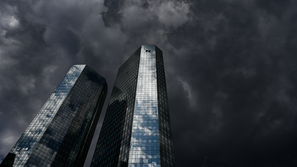 Dunkle Wolken über der Deutschen Bank | Foto: picture alliance/dpa | Arne Dedert