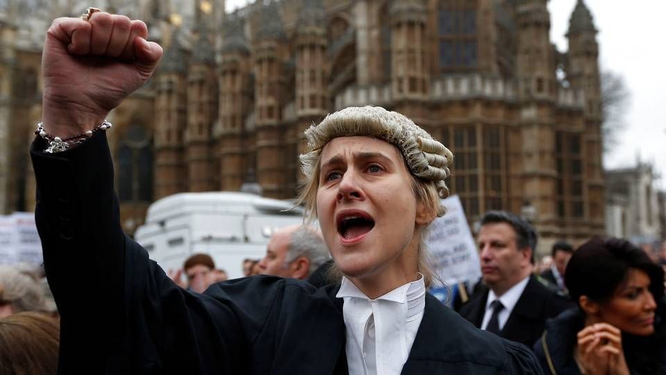 Britiske advokater har flere gange været på gaden for at protestere mod nedskæringer i blandt andet retshjælpssystemet. På billedet ses advokat Juliet Donovan under en demonstration i 2014. | Foto: Lefteris Pitarakis/AP/Ritzau Scanpix