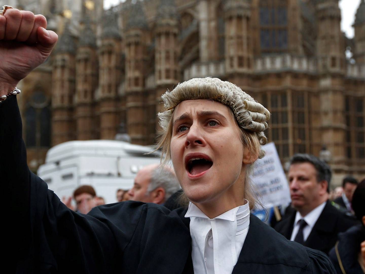Britiske advokater har flere gange været på gaden for at protestere mod nedskæringer i blandt andet retshjælpssystemet. På billedet ses advokat Juliet Donovan under en demonstration i 2014. | Foto: Lefteris Pitarakis/AP/Ritzau Scanpix
