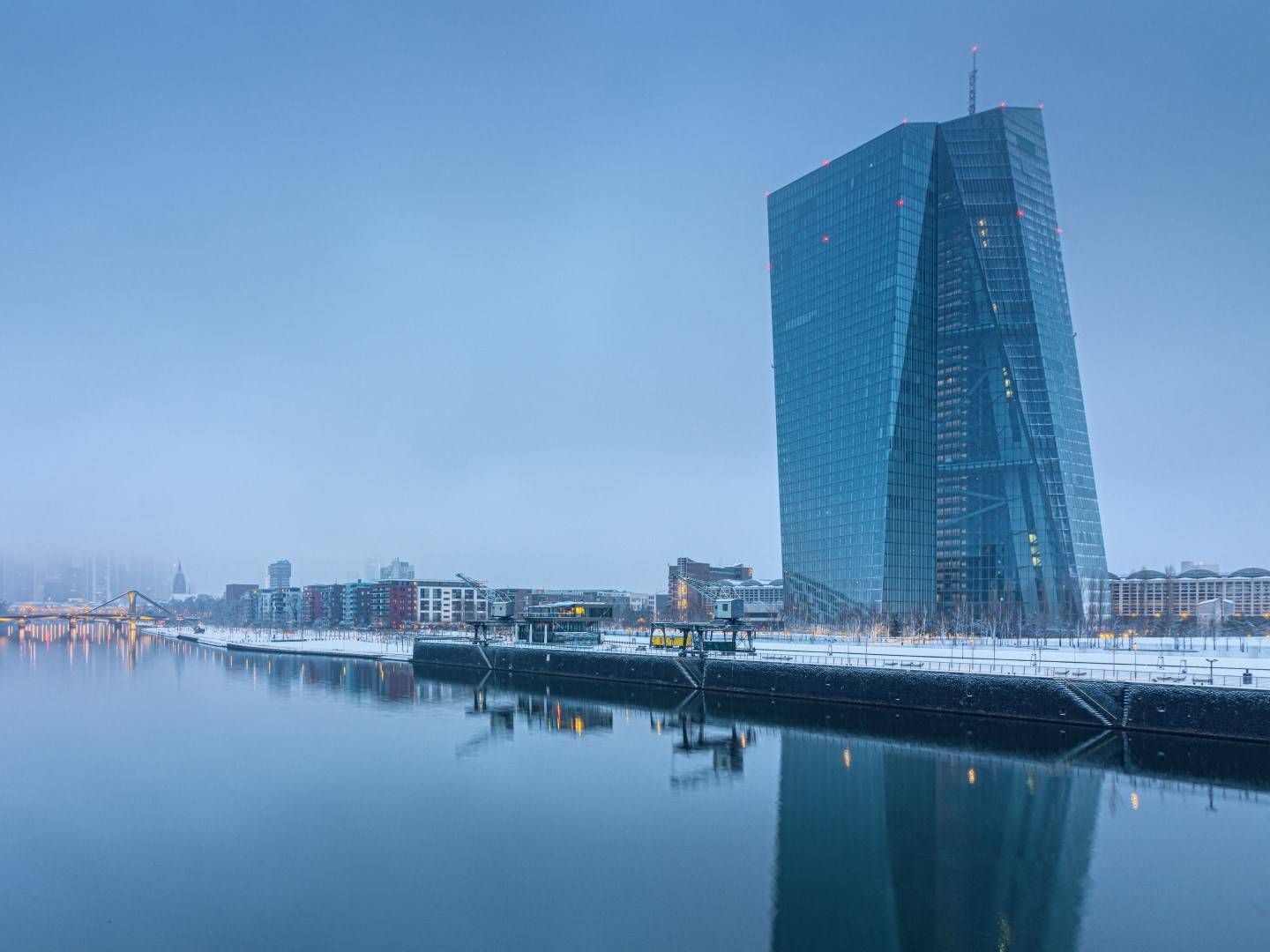 Das Gebäude der EZB in Frankfurt am Main im Winter | Foto: picture alliance / greatif | Florian Gaul