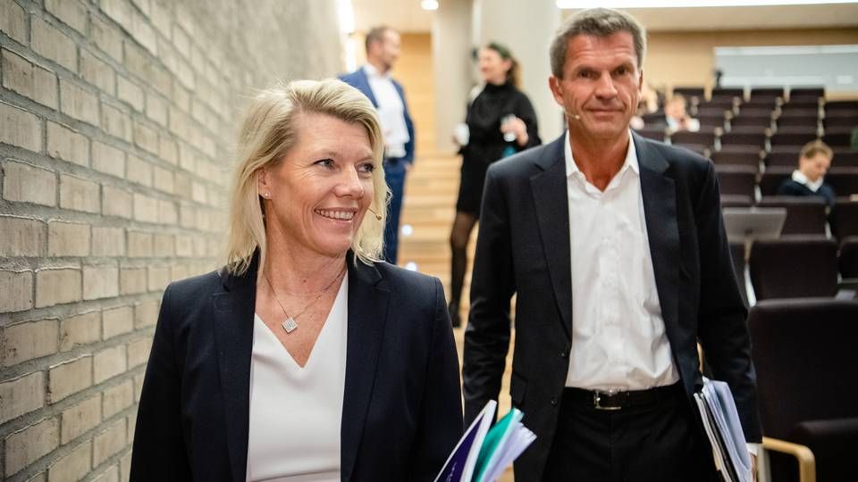 DNB har på de to øverste nivåene nådd sin ambisjon om 40 prosent kvinneandel. Her ved konsernsjef Kjerstin Braathen (t.v.) og finansdirektør Ottar Ertzeid. | Foto: Pressebilde