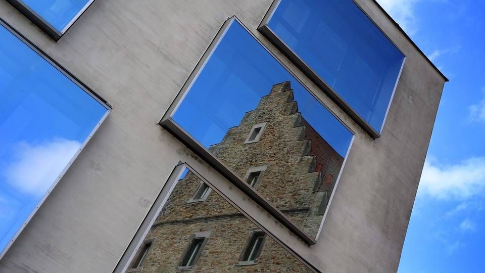 Das historische Gebäude "Ebracher Hof" spiegelt sich in den modernen Fenstern des Hauptzollamtes in Schweinfurt . | Foto: picture alliance / dpa | Karl-Josef Hildenbrand