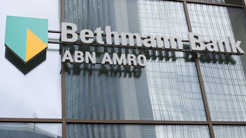 Das Firmenlogo der Bethmann Bank, der deutschen Niederlassung der niederländischen Großbank ABN Amro, hängt am Eingang des Gebäudes im Frankfurter Bankenviertel. | Foto: picture alliance/dpa | Frank Rumpenhorst