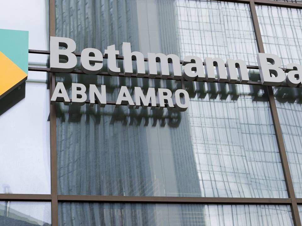 Das Firmenlogo der Bethmann Bank, der deutschen Niederlassung der niederländischen Großbank ABN Amro, hängt am Eingang des Gebäudes im Frankfurter Bankenviertel. | Foto: picture alliance/dpa | Frank Rumpenhorst