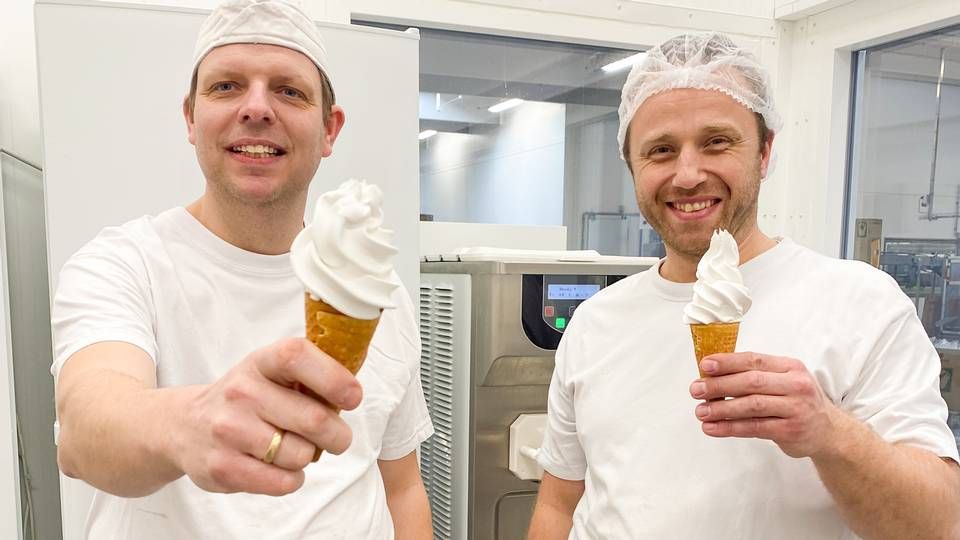 Claus Sørensen (tv.) har sammen med kollegaen Rasmus Mommer udviklet den nye grønne softice for Naturli Foods. | Foto: PR / Naturli Foods