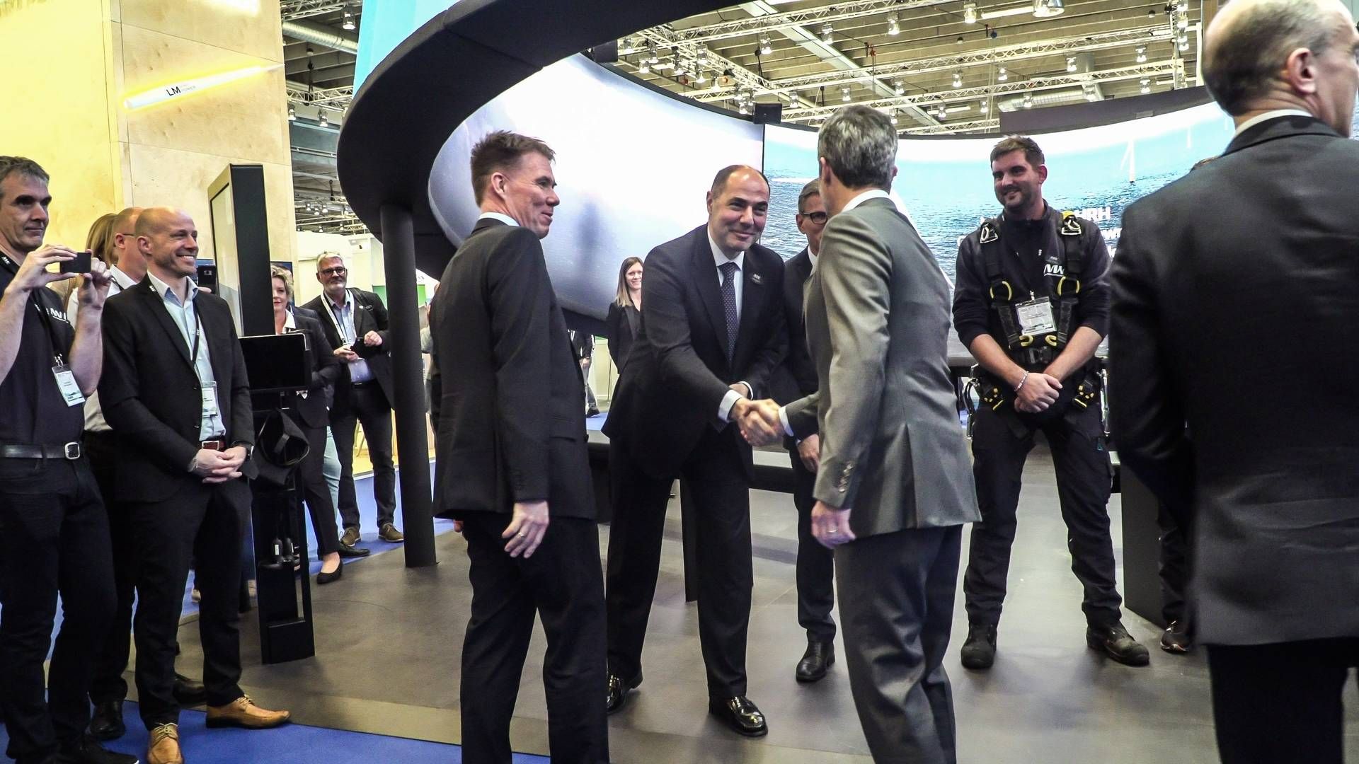 Stewart Mullin (tv.) og MHI Vestas' tidligere topchef Phillipe Kavafyan hilser på Kronprins Frederik. | Foto: MHI Vestas