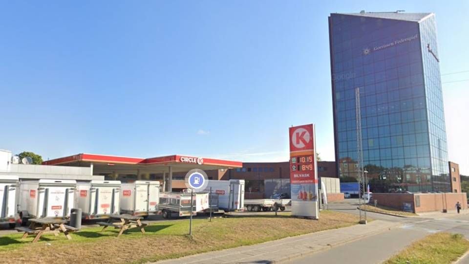 Den købte tankstation ligger ved siden af den 63 meter høje kontorejendom Prismet, som PFA også ejer. | Foto: Google Street View