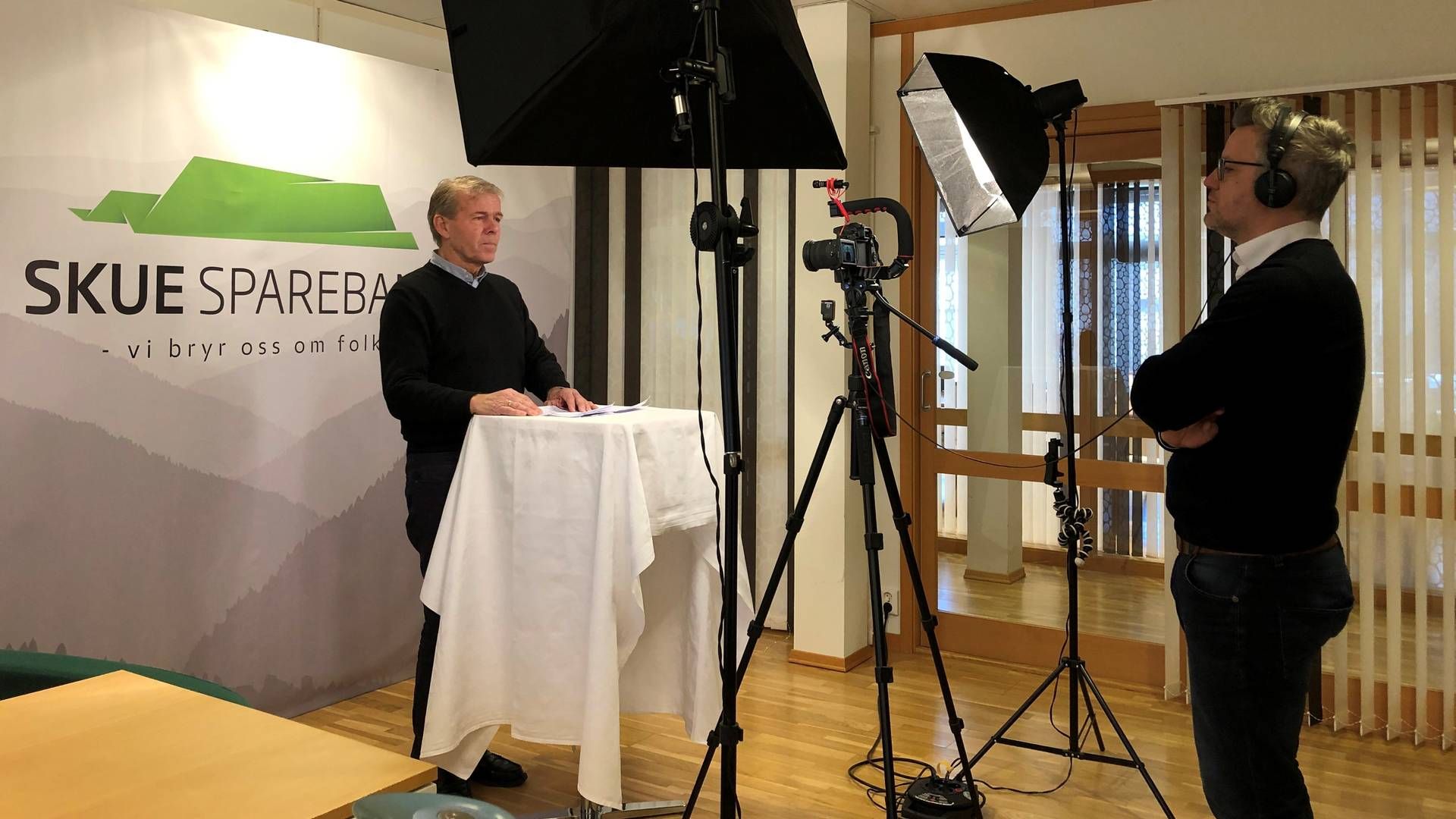 Foredragsholder Per Arne Dahl og Skues produsent Per Anders Bjørklund spiller inn første episode av Skue-TV. | Foto: Skue Sparebank