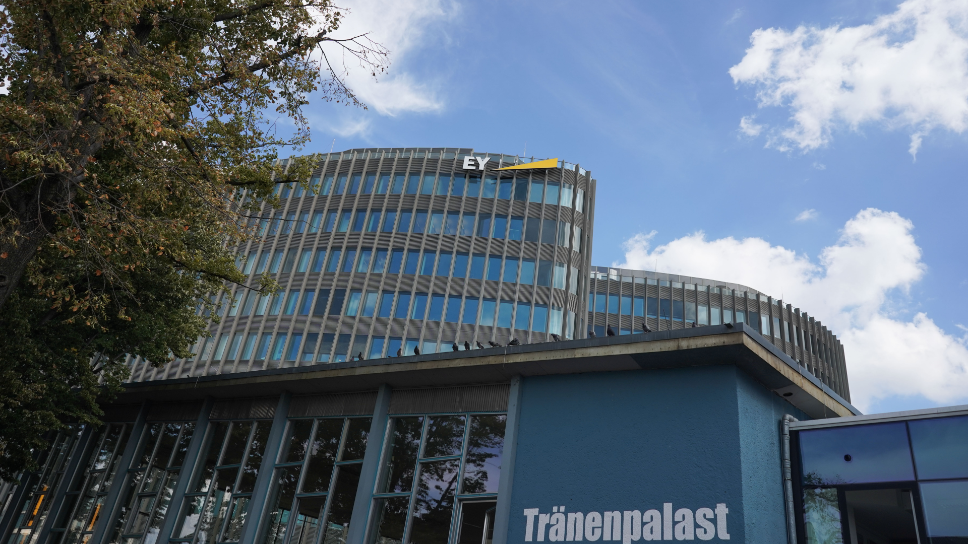 Der «Tränenpalast» ist vor der Unternehmenszentrale der Prüfungsgesellschaft Ernst & Young (EY) an der Friedrichstraße in Berlin | Foto: picture alliance/dpa | Jörg Carstensen