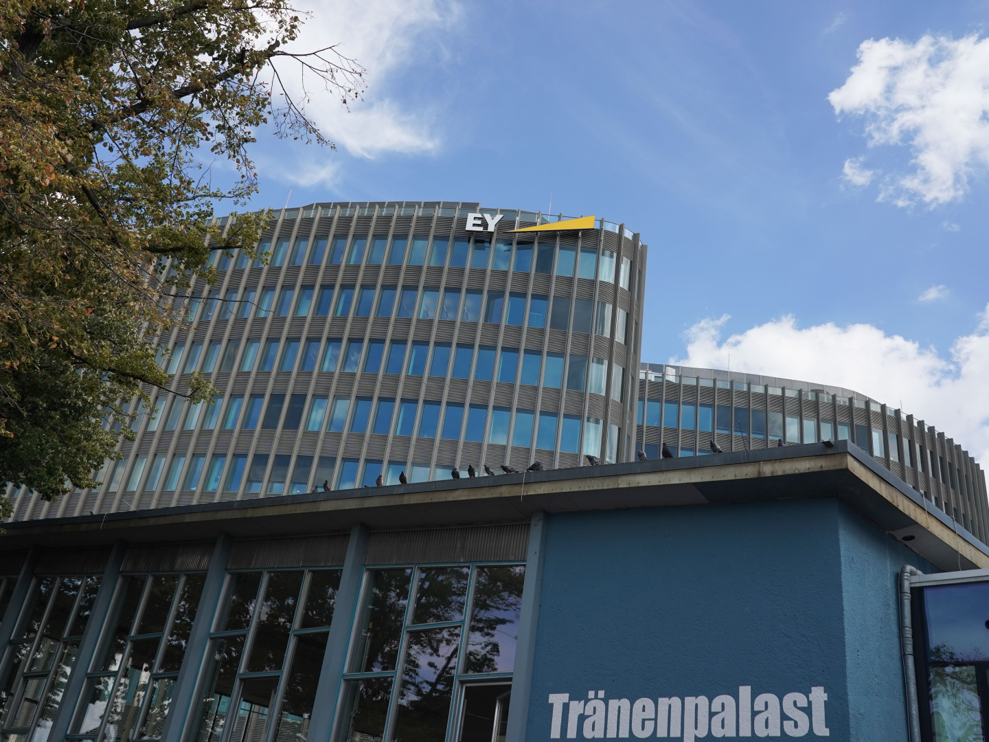 Der «Tränenpalast» ist vor der Unternehmenszentrale der Prüfungsgesellschaft Ernst & Young (EY) an der Friedrichstraße in Berlin | Foto: picture alliance/dpa | Jörg Carstensen
