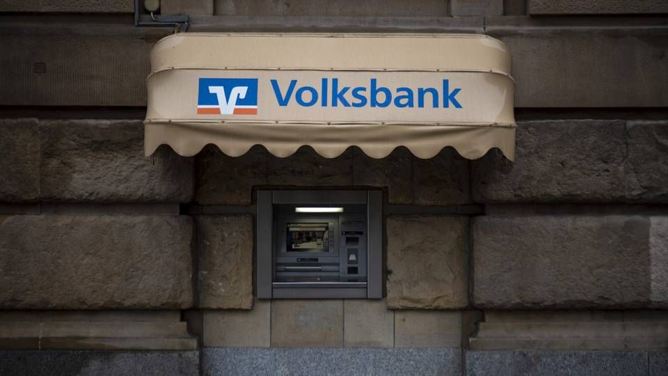 Eine Markise mit dem Schriftzug Volksbank hängt über einem Geldautomaten. | Foto: picture alliance/dpa/dpa-Zentralbild | Stephan Schulz