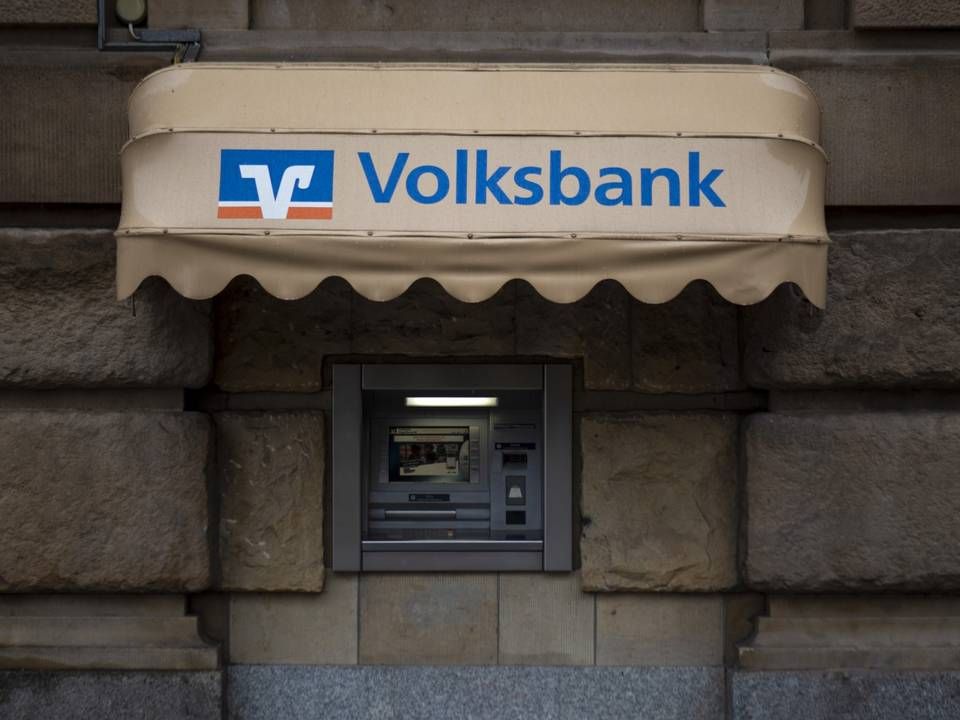 Eine Markise mit dem Schriftzug Volksbank hängt über einem Geldautomaten. | Foto: picture alliance/dpa/dpa-Zentralbild | Stephan Schulz