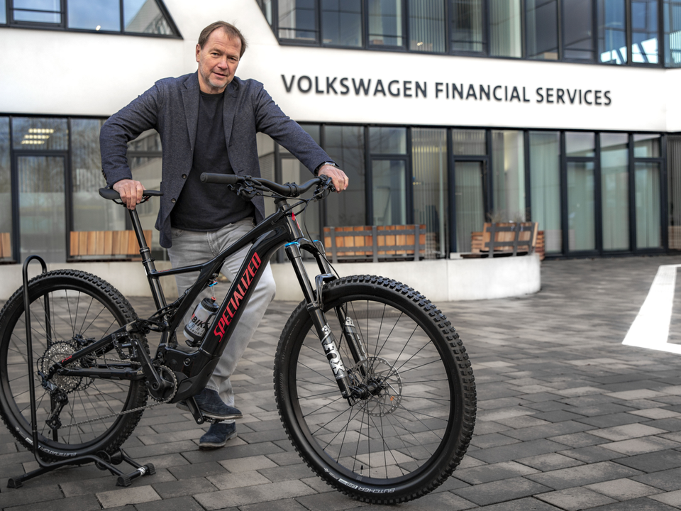 Mit E-Bike: Lars Henner Santelmann, Vorstandsvorsitzender der Volkswagen Financial Services AG | Foto: Volkswagen Financial Services