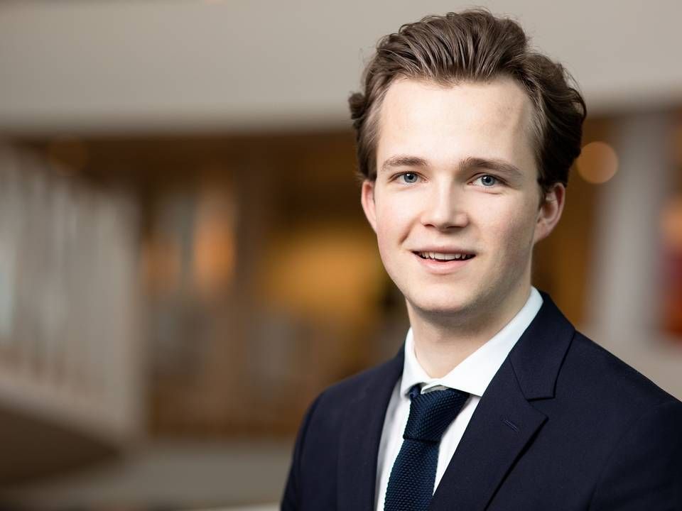 21-årige Mads Eberhardt skal ugentligt levere analyser om kryptovalutaer hos Saxo Bank. | Foto: PR/Saxo Bank