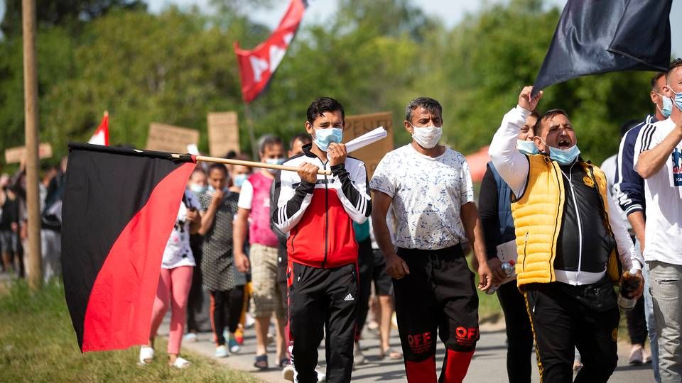 I maj 2020 protesterede sæsonarbejdere på en asparges-farm i Tyskland i Bornheim mod de kummerlige vilkår, de arbejdede under. Sociale betingelser og arbejdstagerrettigheder begynder nu at blive en sten i forhandlingerne om landbrugsreformen i EU. | Foto: Thomas Banneyer/AP/Ritzau Scanpix