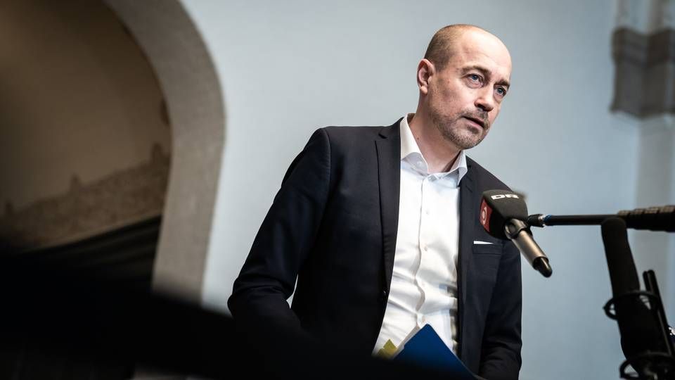 "Når det drejer sig om en stor del af butikkerne, er der også godt nyt fra myndighederne og ekspertgruppen. Der vurderer man, at man kan lave en landdsækkende åbning," siger ministeren til DR. | Foto: Emil Helms