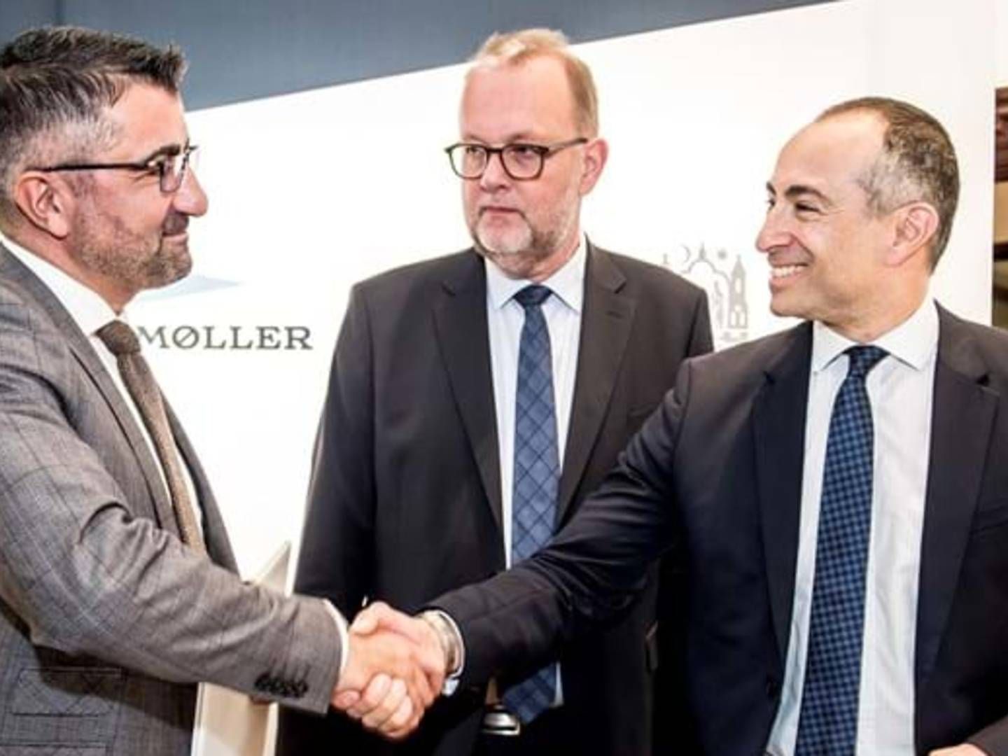 Der var smil og håndtryk, da Samir Abboud (th.) og rådmand Bünyamin Simsek (tv.) under daværende minister Lars Chr. Lilleholt årvågne blik offentliggjorde planerne om aarhusiansk geotermi i 2018. | Foto: PR AffaldVarme Aarhus