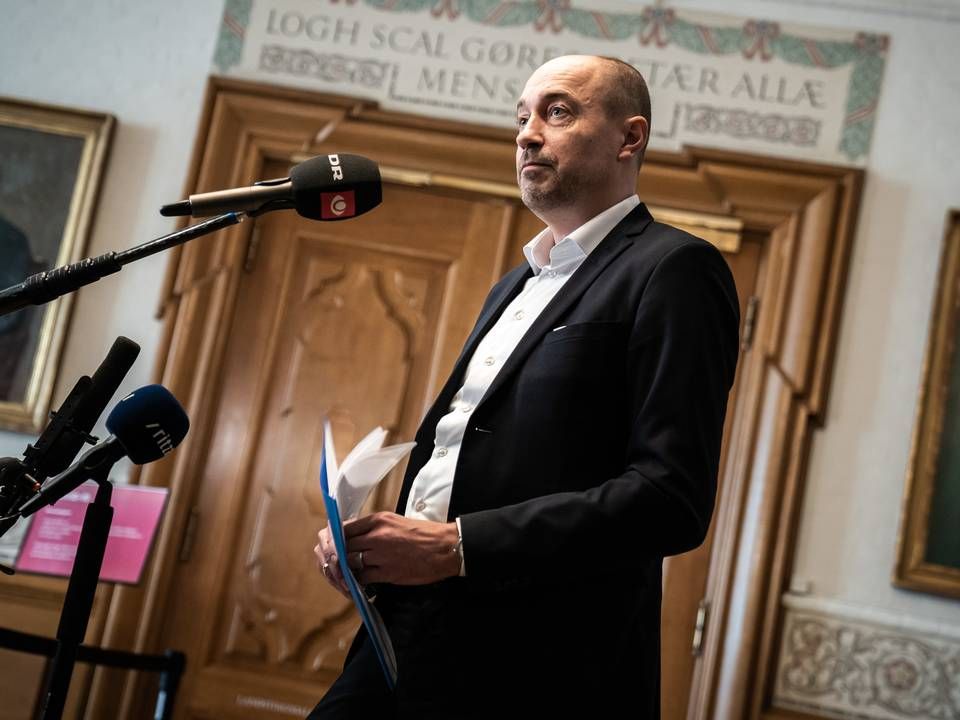 Sundhedsminister Magnus Heunicke (S) ventes at følge vedtagelsen af epidemiloven i Salen. | Foto: Emil Helms