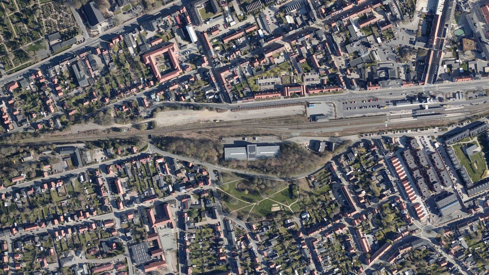 I midten af billedet ses den aflange grund vest for Silkeborg Station, som Casa og Heimstaden vil opføre boliger i op til seks etager samt dagligvarebutik på. | Foto: Styrelsen for Dataforsyning og Effektivisering