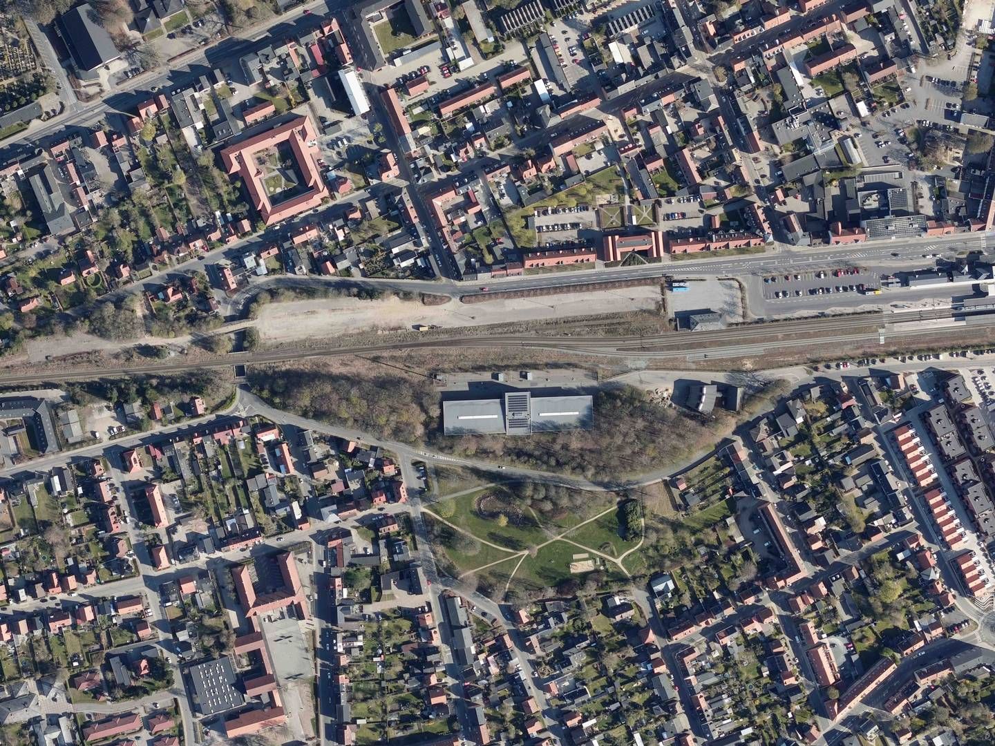 I midten af billedet ses den aflange grund vest for Silkeborg Station, som Casa og Heimstaden vil opføre boliger i op til seks etager samt dagligvarebutik på. | Foto: Styrelsen for Dataforsyning og Effektivisering
