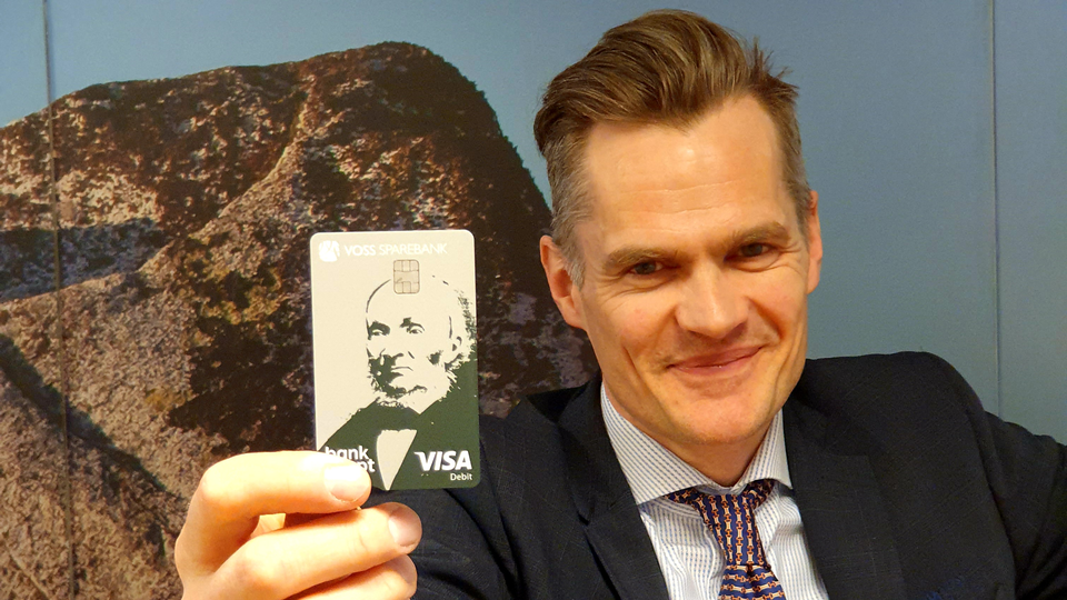 Banksjef Jørund Rong i Voss Sparebank er sjølverklært nynorskpatriot. Han var stolt då banken lanserte eit bankkort med motiv av sjølvaste Ivar Aasen. | Foto: Voss Sparebank