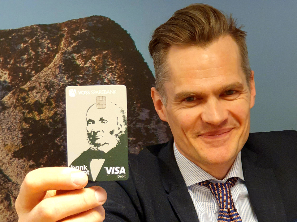 Banksjef Jørund Rong i Voss Sparebank er sjølverklært nynorskpatriot. Han var stolt då banken lanserte eit bankkort med motiv av sjølvaste Ivar Aasen. | Foto: Voss Sparebank