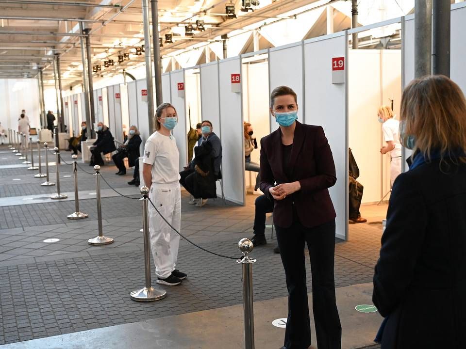 Mette Frederiksen håber på et mere åbent Danmark i maj. Det sagde hun fredag, da hun besøgte vaccinecentret i Øksnehallen i København. | Foto: Philip Davali/Ritzau Scanpix