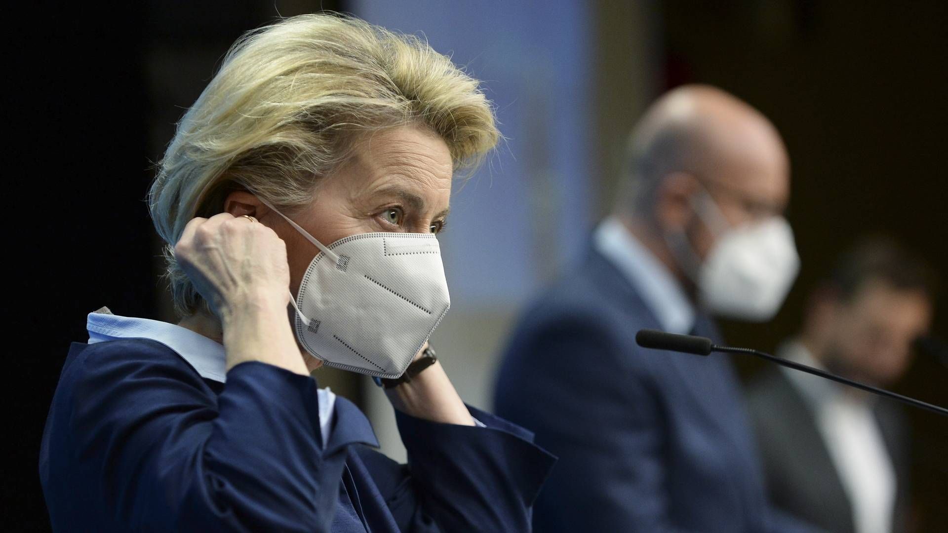 EU-Kommissionen forbereder lovudspil om corona-vaccinepas i marts. Det oplyser kommissionsformand Ursula von der Leyen. "Kommissionen vil foreslå en lov, der indebærer indførelse af et vaccinepas," siger hun og henviser til, at mange håber, at der dermed kan blive åbnet for rejser igen. | Foto: JOHANNA GERON/EPA / REUTERS POOL