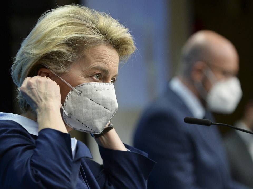 EU-Kommissionen forbereder lovudspil om corona-vaccinepas i marts. Det oplyser kommissionsformand Ursula von der Leyen. "Kommissionen vil foreslå en lov, der indebærer indførelse af et vaccinepas," siger hun og henviser til, at mange håber, at der dermed kan blive åbnet for rejser igen. | Foto: JOHANNA GERON/EPA / REUTERS POOL