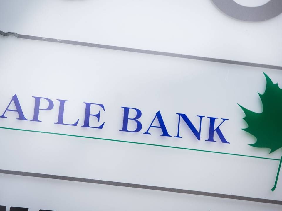 Als es die Maple Bank noch gab: Firmenschild am Eingang in Frankfurt | Foto: picture alliance / dpa | Frank Rumpenhorst