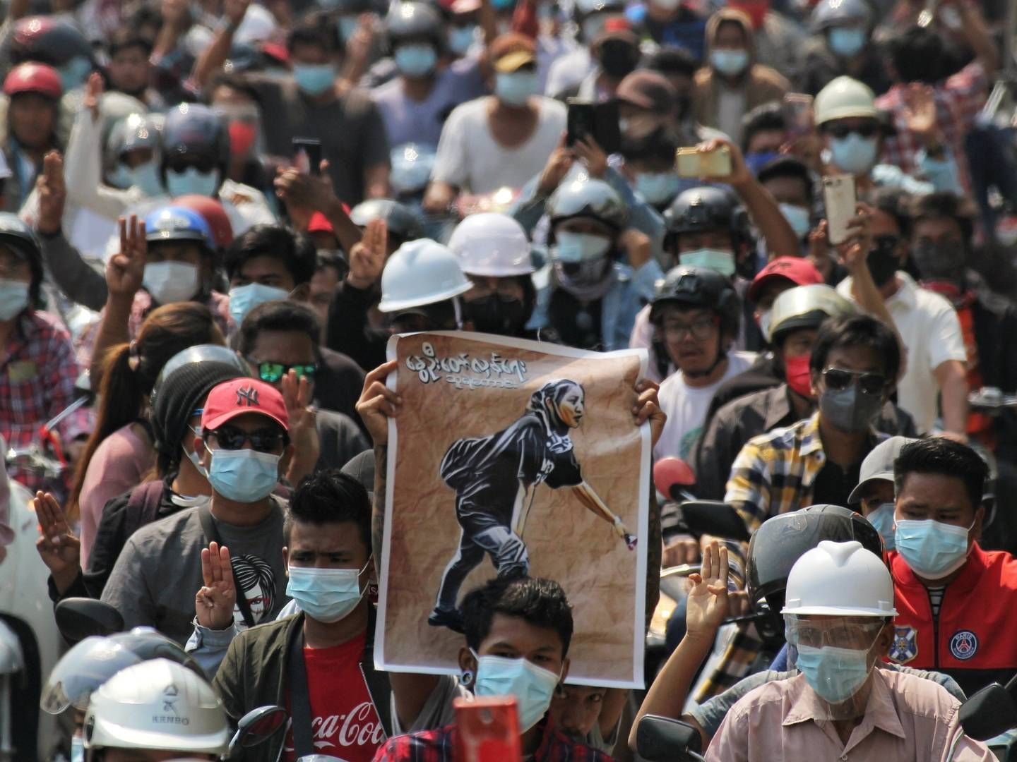 People attend the funeral of Angel a 19-year-old protester also known as Kyal Sin who was shot in the head as Myanmar forces opened fire to disperse an anti-coup demonstration in Mandalay | Photo: Stringer/REUTERS / X80002