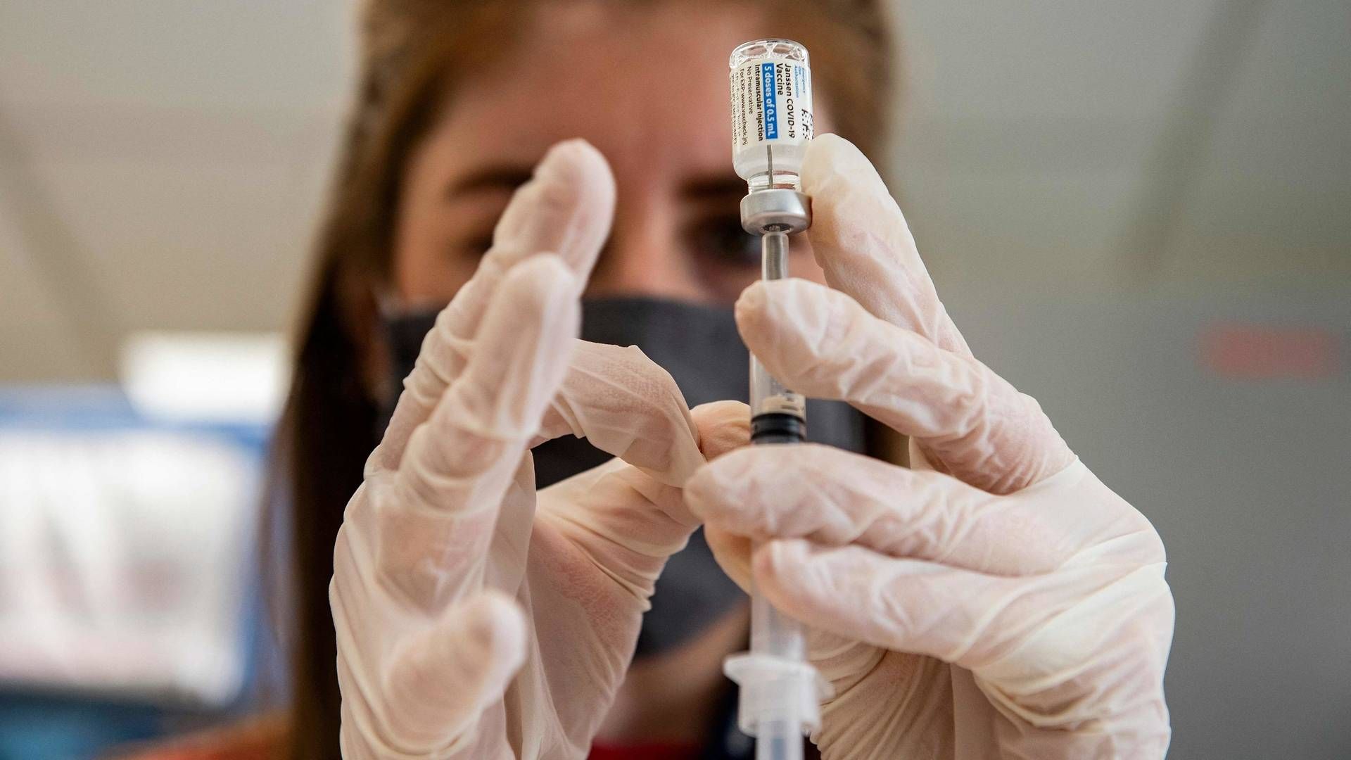 "[...] man skal forvente, at der bliver behov for, at vi eftervaccinerer i tiden fremover," siger Jens Lundgren. | Foto: Joseph Prezioso/AFP / AFP