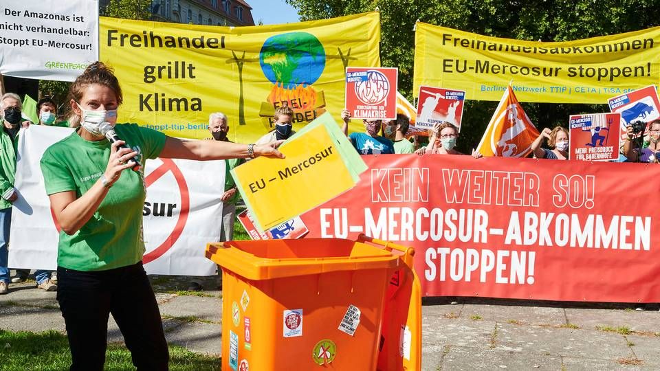 Protesterne mod EU's handelsaftale med Argentina, Brasilien, Paraguay og Uruguay er stigende. Her er det Greenpeace-aktivister i Berlin i september sidste år, der er klar til at smide aftalen i skraldespanden. | Foto: Annette Riedl/AP/Ritzau Scanpix