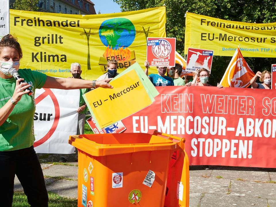 Protesterne mod EU's handelsaftale med Argentina, Brasilien, Paraguay og Uruguay er stigende. Her er det Greenpeace-aktivister i Berlin i september sidste år, der er klar til at smide aftalen i skraldespanden. | Foto: Annette Riedl/AP/Ritzau Scanpix