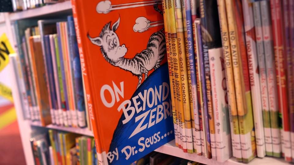 "On Beyond Zebra!" og "And to Think That I Saw it on Mulberry Street" er to af de seks børnebøger af Dr. Seuss, der ikke længere vil blive trykt på grund af beskyldninger om racistiske undertoner. | Foto: SCOTT OLSON/AFP/GETTY IMAGES NORTH AMERICA