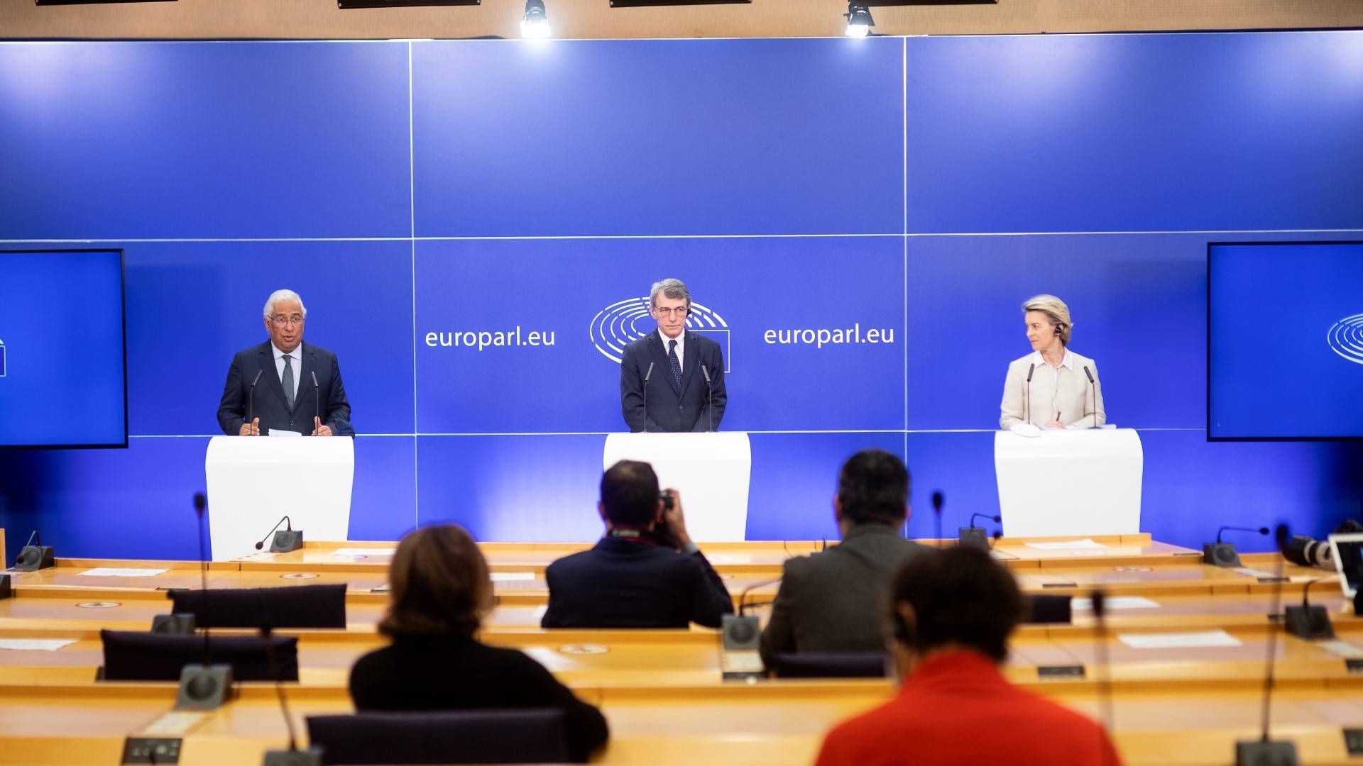 Antonio Costa (hinten, l-r), Premierminister von Portugal und Vertreter der EU-Ratspräsidentschaft, David Sassoli, Präsident des Europäischen Parlaments, und Ursula von der Leyen, EU-Kommissionspräsidentin, bei einer Pressekonferenz | Foto: picture alliance/dpa | Thierry Monasse