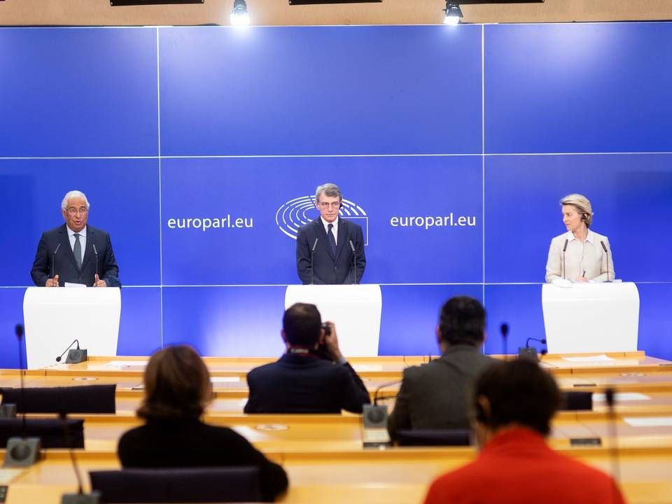 Antonio Costa (hinten, l-r), Premierminister von Portugal und Vertreter der EU-Ratspräsidentschaft, David Sassoli, Präsident des Europäischen Parlaments, und Ursula von der Leyen, EU-Kommissionspräsidentin, bei einer Pressekonferenz | Foto: picture alliance/dpa | Thierry Monasse