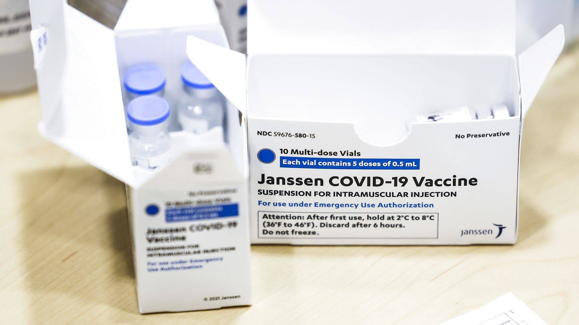 Vaccinen fra Johnson&Johnson skal kun gives én gang og kan opbevares i køleskab, hvilket gør den lettere at håndtere end dem fra Pfizer/BioNTech og Moderna. | Foto: Michael Ciaglo/AFP/Ritzau Scanpix