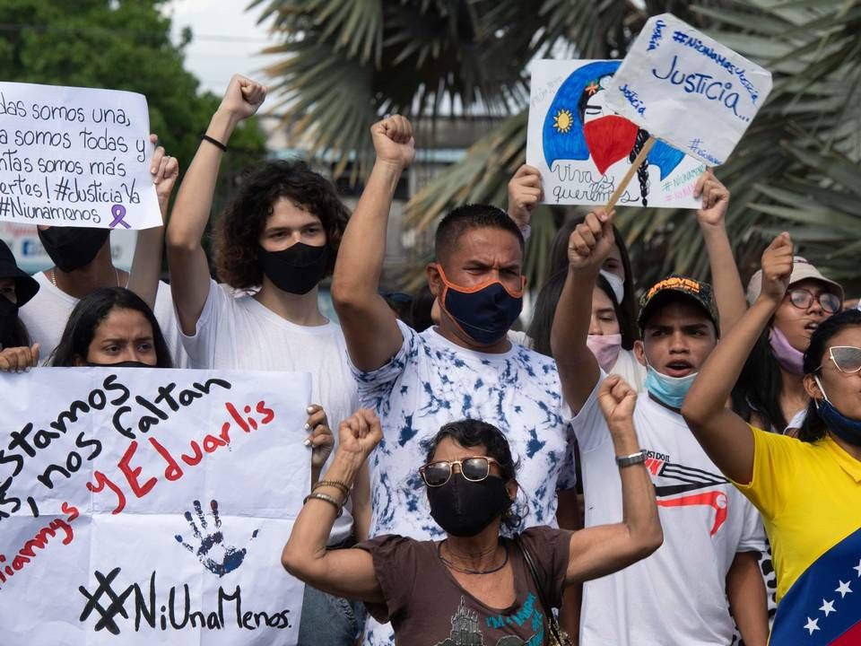 Demonstranter i Venezuela kræver sikkerhed og retfærdighed efter tre unge kvinder er blevet myrdet. Venezuela er blandt de lande som pensionskassen Industriens Pension nu ekskuderer fra sin investeringsportefølje. | Foto: YURI CORTEZ/AFP / AFP