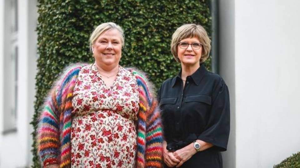 Navnesøstrene Lone Bøegh Henriksen (tv.) og Lone Bille Schjødt (th.) skal fremover arbejde sammen i koncernens ledergruppe. | Foto: PR / Home
