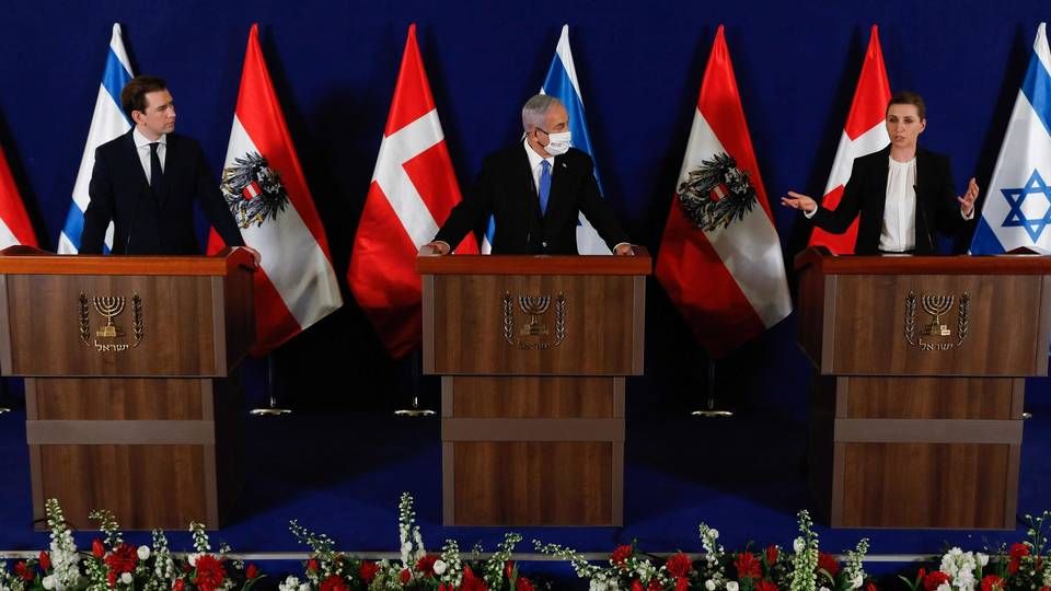 På et pressemøde i den forgange uge løftede statsminister Mette Frederiksen, Israels premierminister, Benjamin Netanyahu, og den østrigste kansler, Sebastian Kurz, sløret for et samarbejde om bl.a. vaccineproduktion. | Foto: Olivier Fitoussi/AFP / POOL