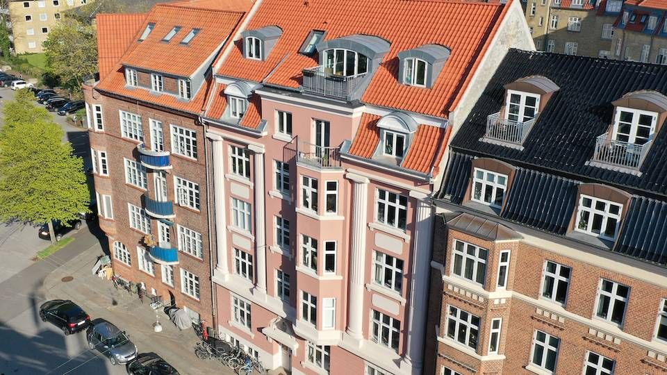 Den mere end 110 år gamle ejendom på Assensgade i Aarhus ses i midten af billedet. | Foto: Oak A/S