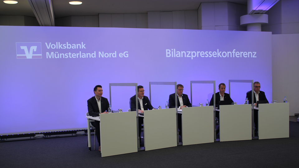 Das Podium bei der digitalen Pressekonferenz der Volksbank Münsterland Nord | Foto: Volksbank Münsterland Nord